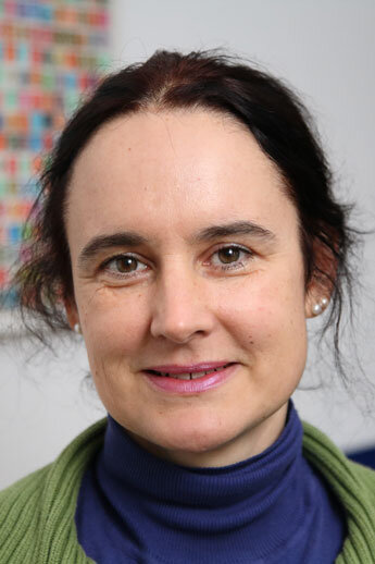 Christina Schimmer, lila Rollkragenpullover, grüner Pulli, dunkle lange Haare