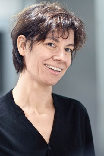 Katja Mangold, schwarze Bluse, kurze schwarze Haare