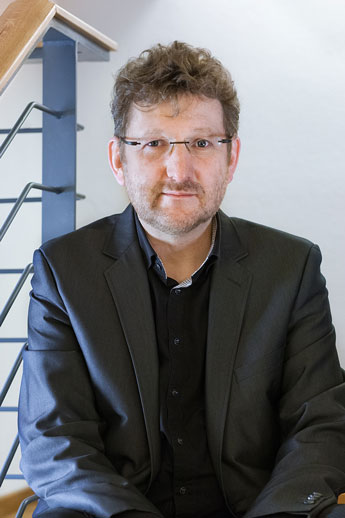 Matthias Pagenkopf, Brille, blonde kurze lockige Haare, Brille, Bart, dunkle Kleidung