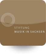 braunes Logo der Stiftung Musik in Sachsen zwei verschiedene Brauntöne sind durch eine Welle getrennt, links ist ein schwach weißer Kreis zu sehen.