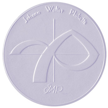 Die Johann Walter Plakette wurde nach einem Entwurf des Bildhauers Torsten Freche gefertigt.