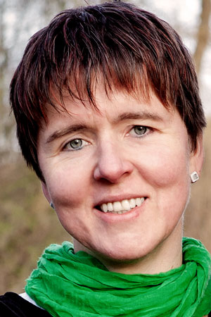 Grünes Tuch, kurze dunkle Haare, blaue Augen