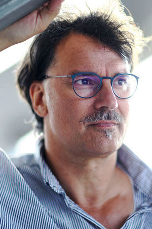 Unser Präsiden Milko Kersten, dunkle Haare, Brille, Schnauzbart, blaues halb-offenes Hemd