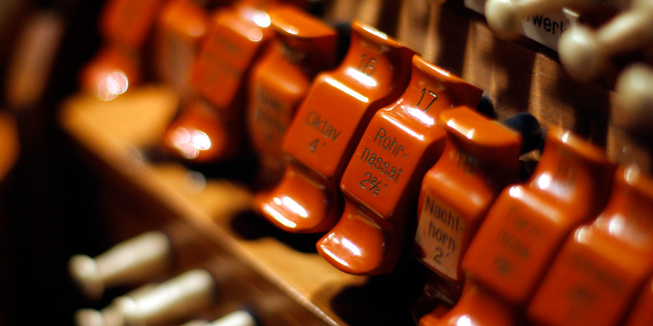 Das Bild zeigt in Nahaufnahme die Registerschalter einer Orgel