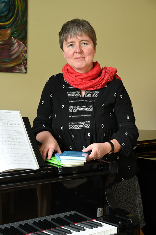 Martina Hergt, roter Schal, kurze graue Haare