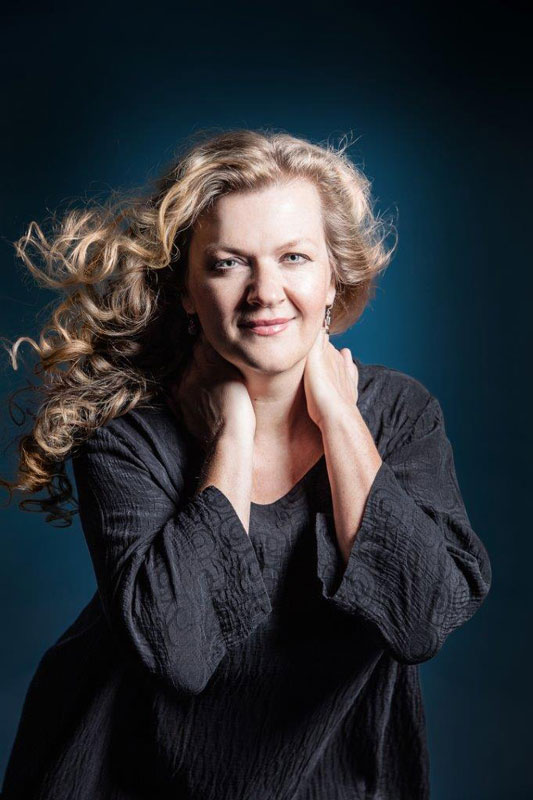 Silke Richter, lange blonde lockige Haare,, Hände am Hals