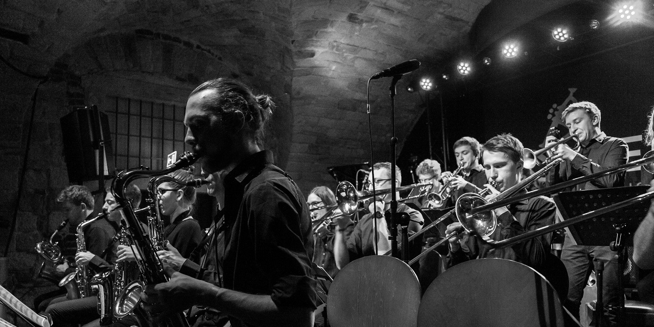 Ein Teil des Jazzorchesters spielt