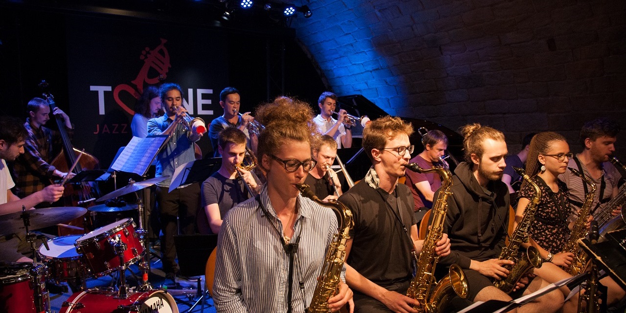 Ein Jazzorchester beim Musizieren