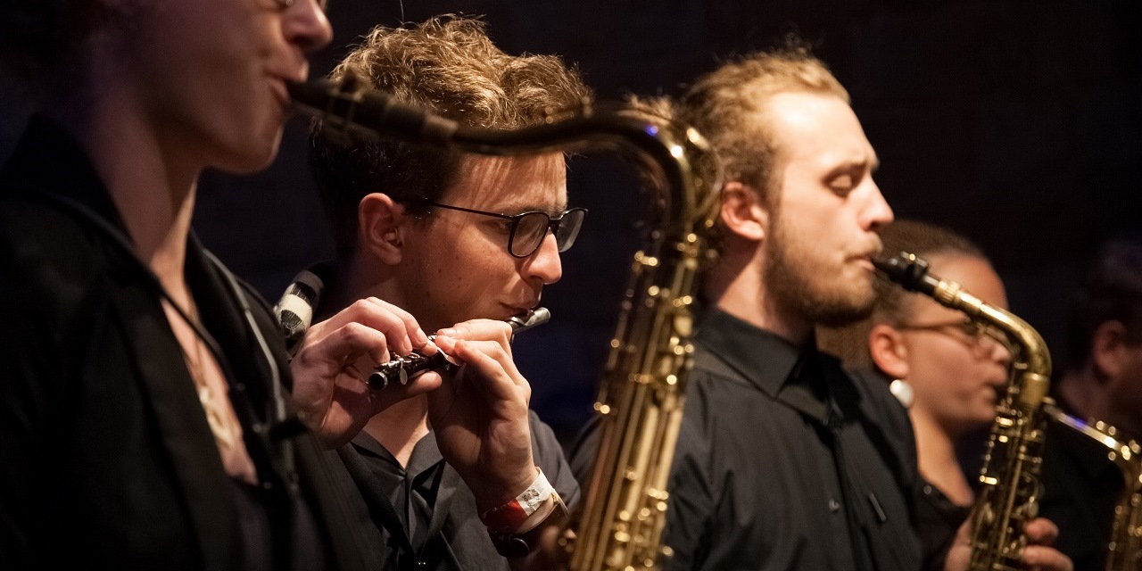 Eine seitliche Aufnahme von vier Musizierenden