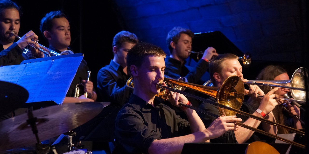 Jugendliche spielen ihre Blasinstrumente während eines Auftritts