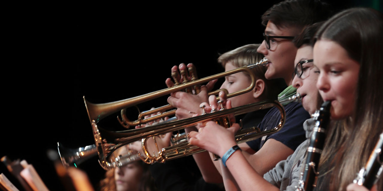 Jugendliche beim Proben ihres Blasinstrumentes