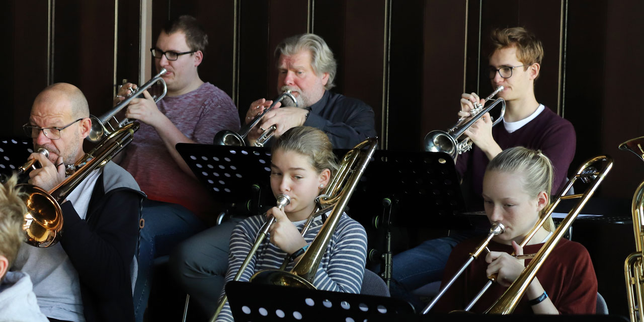 Jugendliche und ältere Menschen proben gemeinsam 