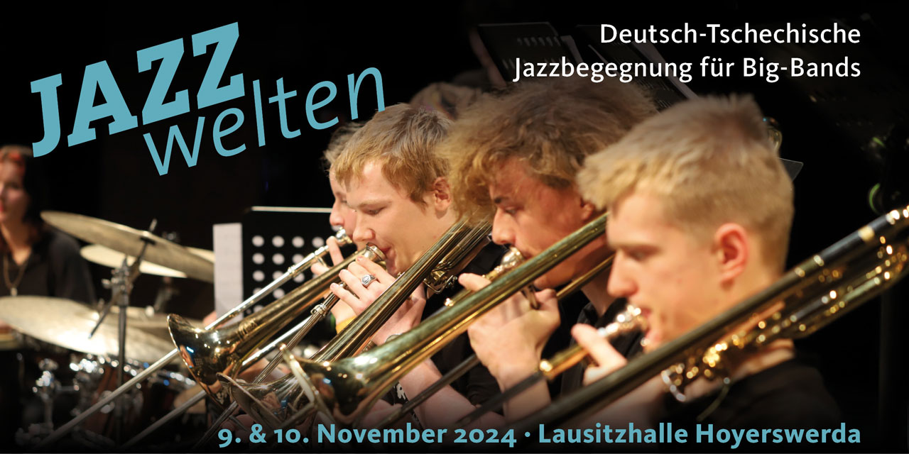 Mehrere Posaunisten spielen konzentriert ihr Instrument.