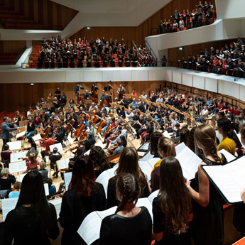 Blick in den Kulturpalast auf Sängerinnen und Noten aus denen sie singen