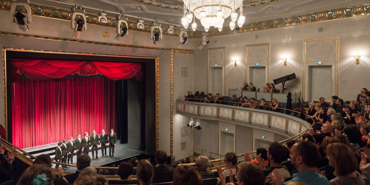 Ein Theater von oben, Blick auf die Bühne zu einem Männerchor