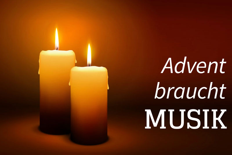 zwei brennende Kerzen mit dem Schriftzug Advent braucht Musik